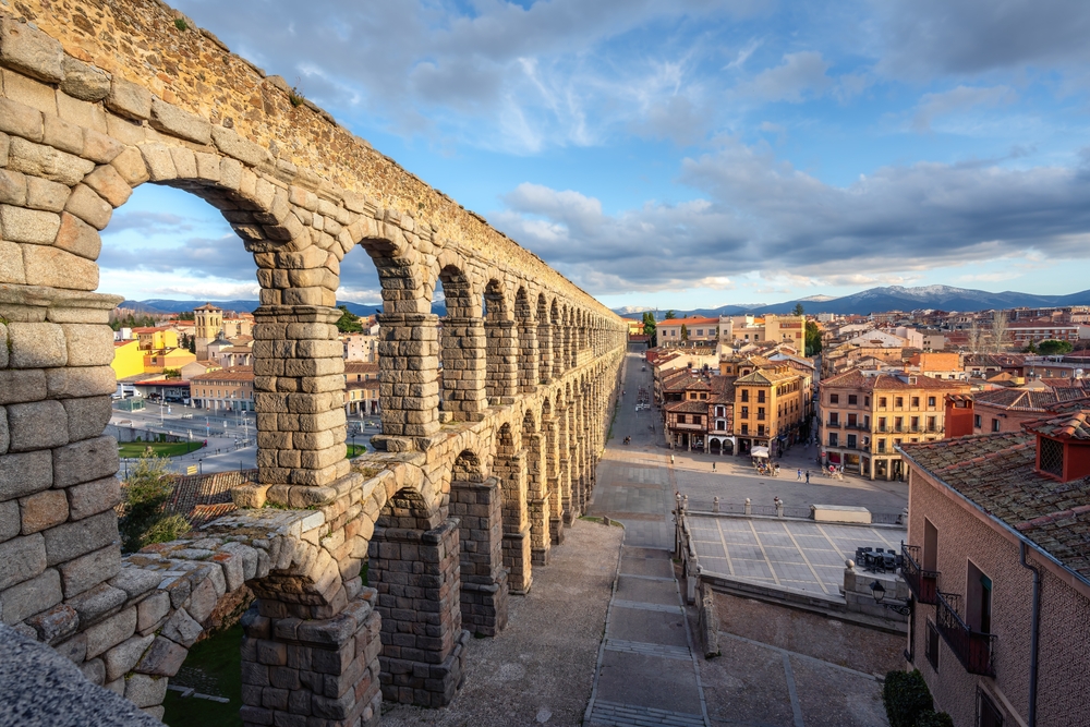 L'acquedotto romano sopra Plaza del Azoguejo a Segovia