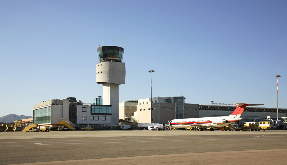 L'aeroporto di Olbia Costa Smeralda in Sardegna con la torre di controllo e il terminal