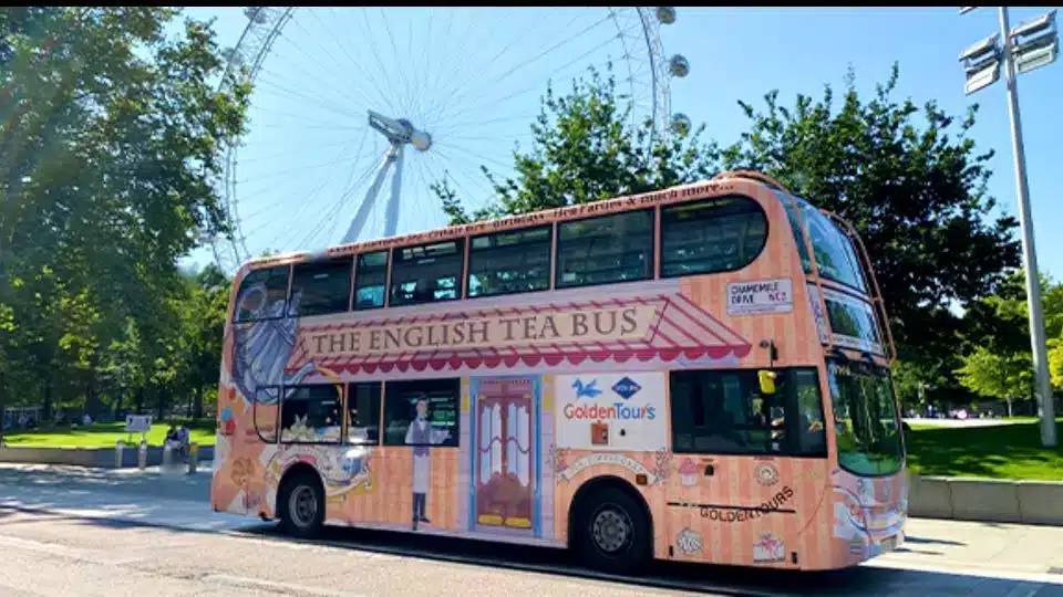 Afternoon tea in autobus a Londra