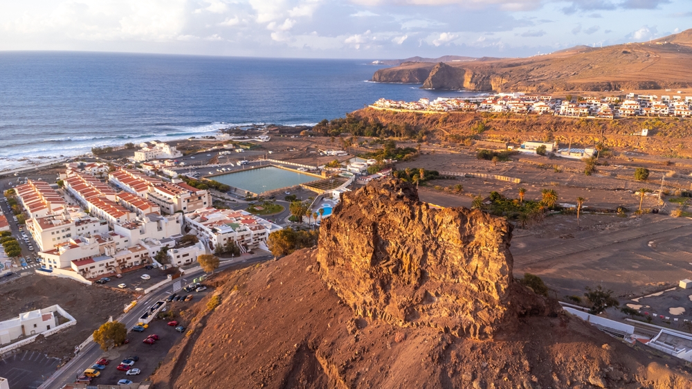 Veduta aerea di Agaete e del porto di Puerto de las Nieves a Gran Canaria al tramonto