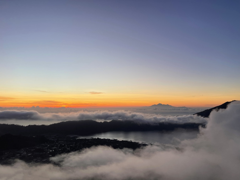 Alba dal Monte Batur con vista sul Lago Batur e sul Monte Agung