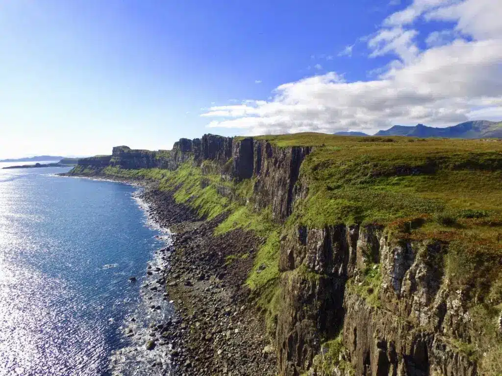 Alte scogliere e una cascata a Kilt Rock sull'isola di Skye