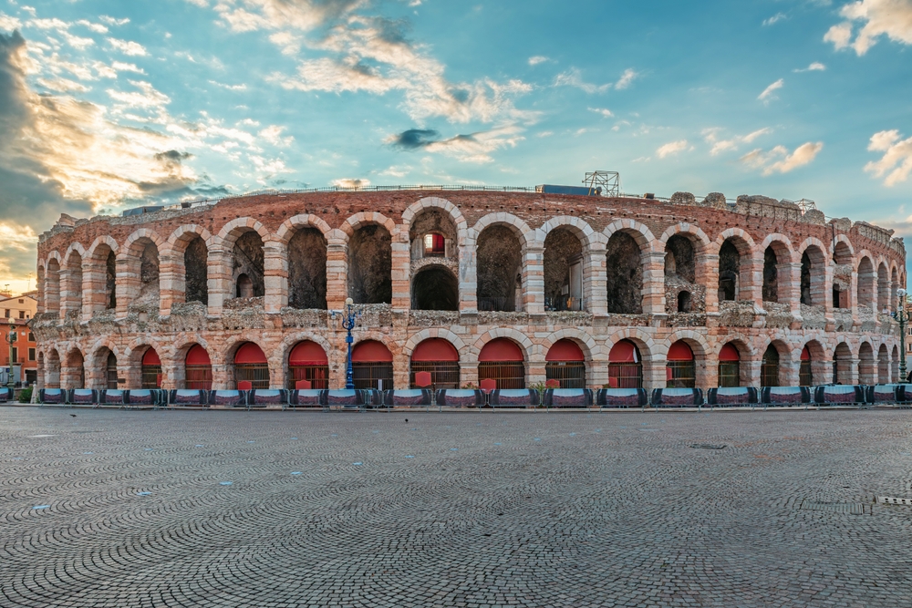 L'anfiteatro romano Arena di Verona in Piazza Bra all'alba