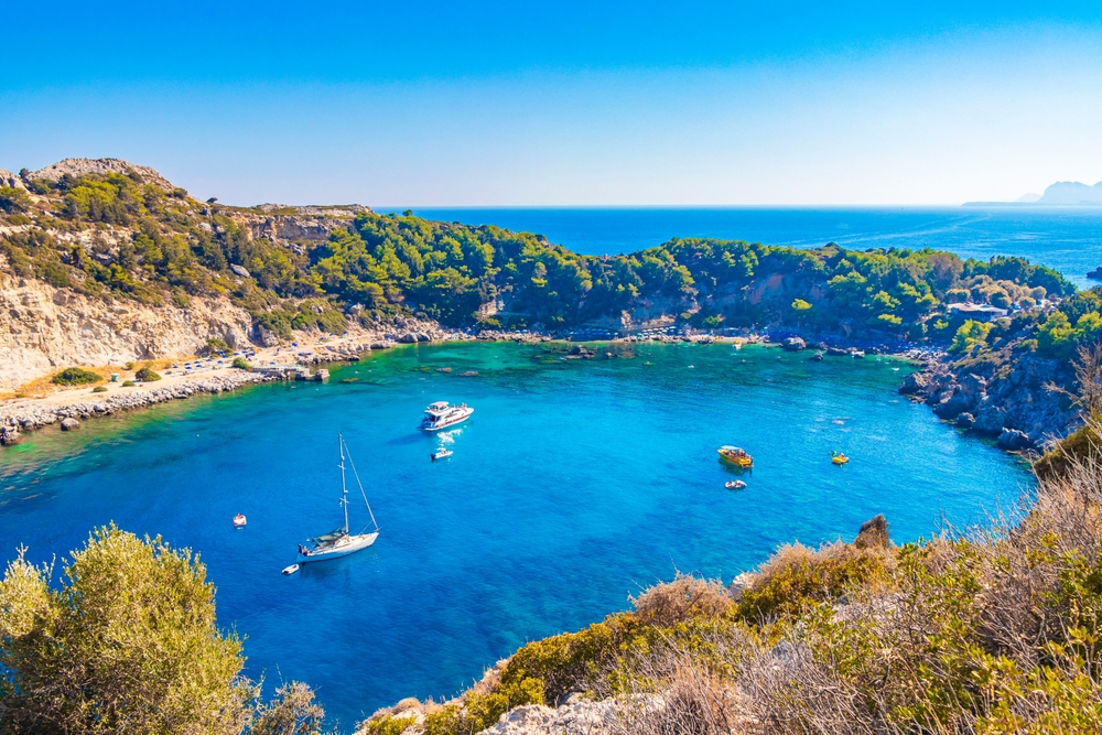 Acqua turchese ad Anthony Quinn Bay vicino a Faliraki a Rodi