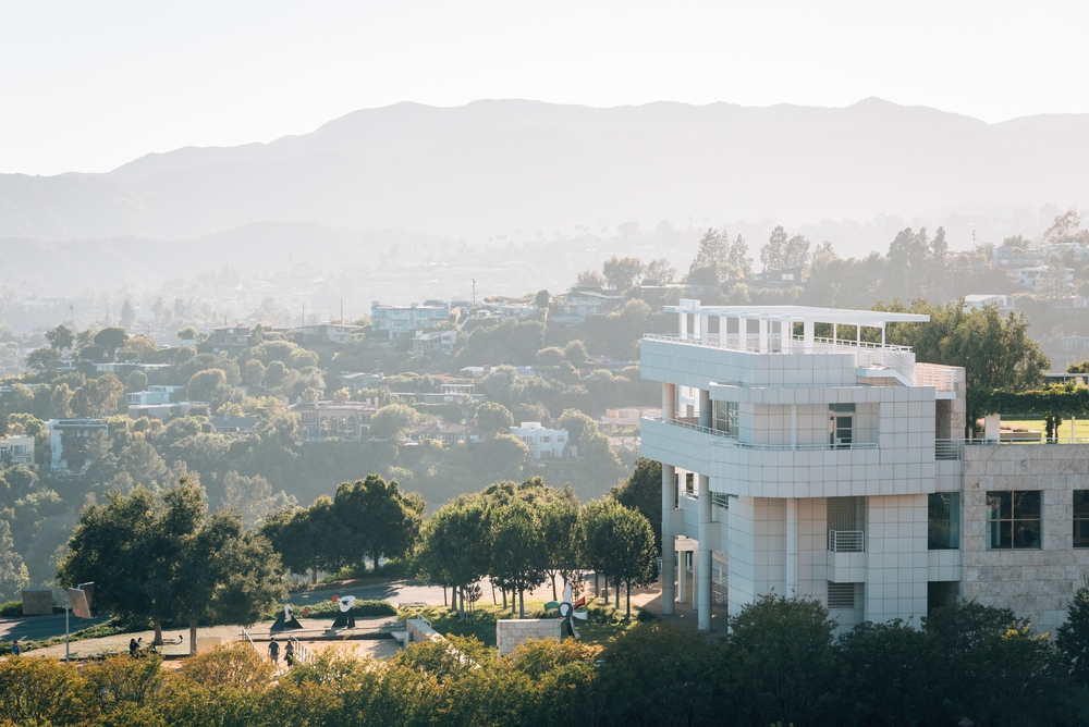 L'architettura del Getty Center con le montagne sullo sfondo a Los Angeles