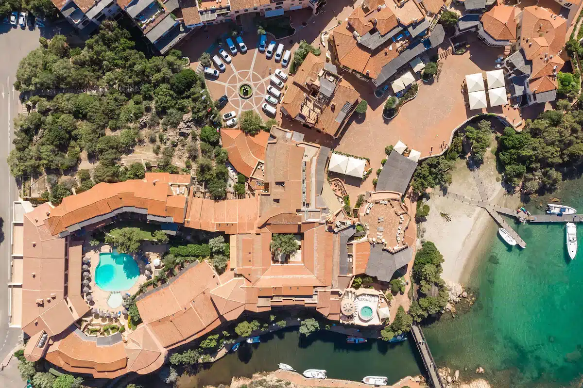 Area piscina e spiaggia del Cervo Hotel