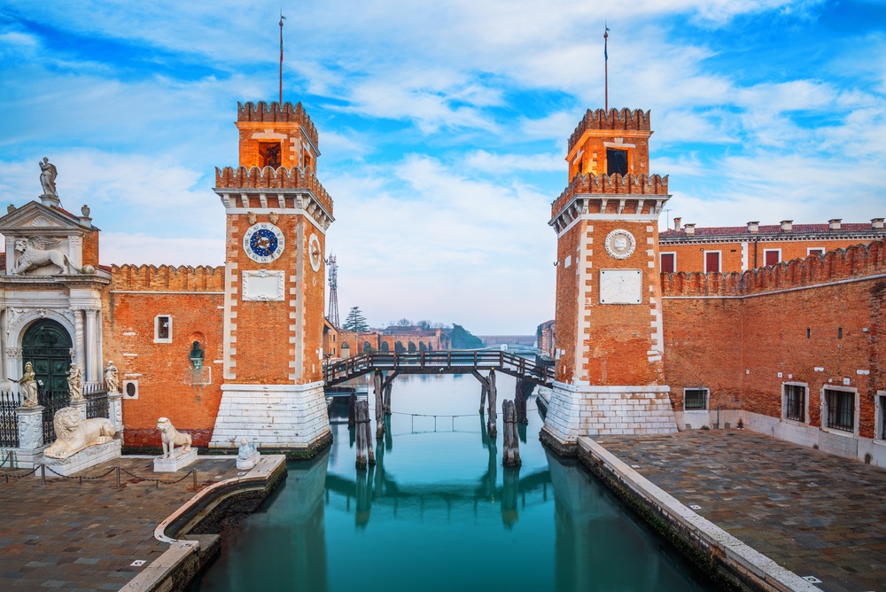 L'ingresso dell'Arsenale nel sestiere di Castello a Venezia al mattino