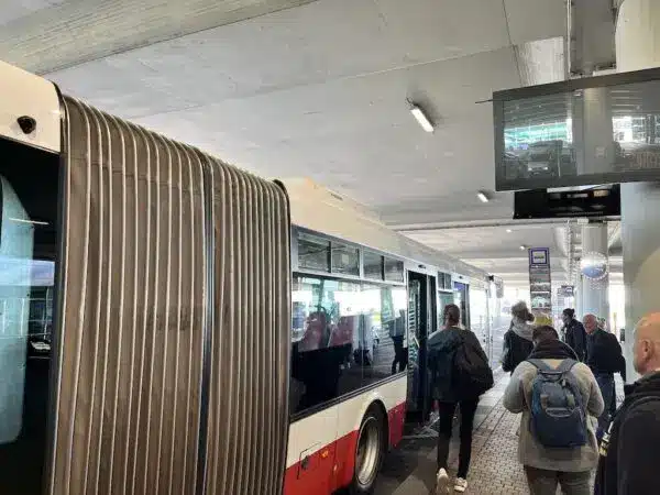 Autobus 119 dall'aeroporto di Praga al centro