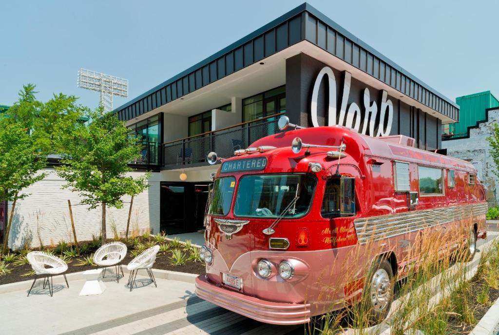 Autobus d'epoca rosso davanti a The Verb Hotel a Boston