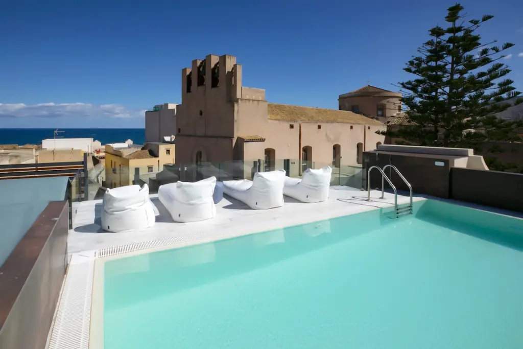 Azzoli Trapani, hotel di lusso con piscina sul tetto