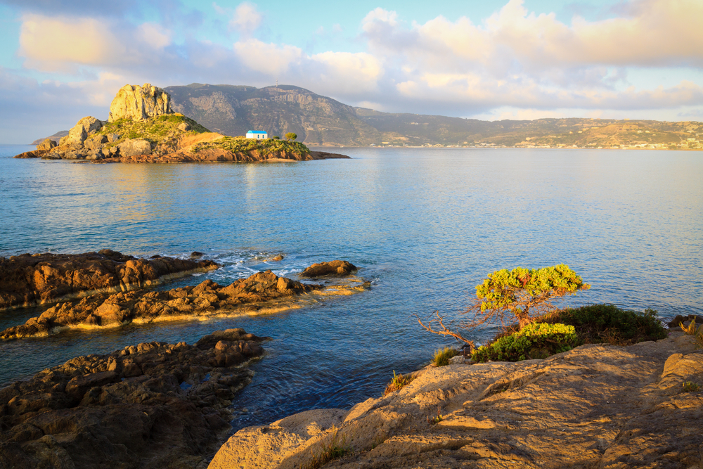 La baia di Kefalos con l'isolotto di Kastri a Kos