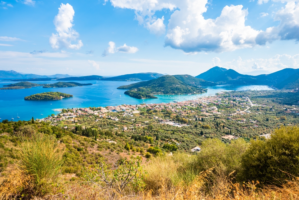 Vista sulla baia di Nidri con il mare e le montagne di Lefkada