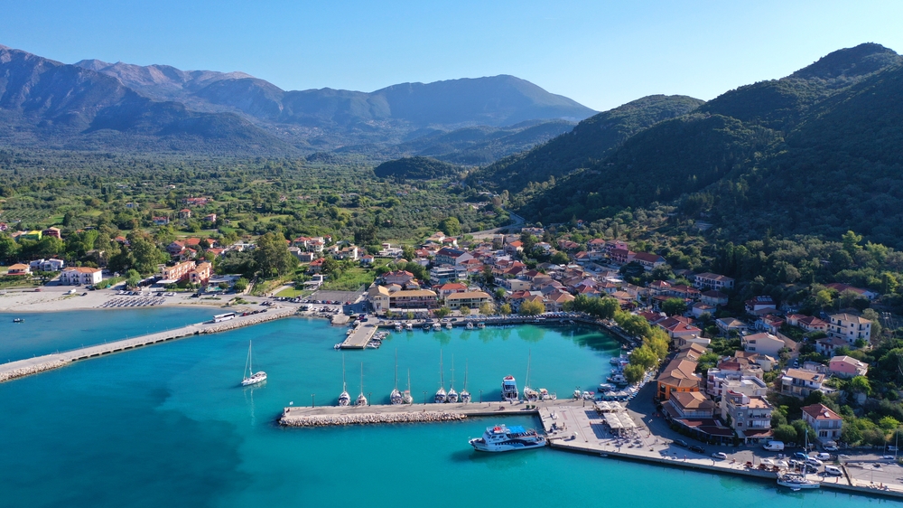 Veduta aerea di Vasiliki e della baia con il porto a Lefkada