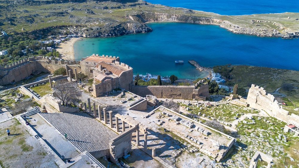 Veduta aerea dell'acropoli di Lindos e di St. Paul's Bay