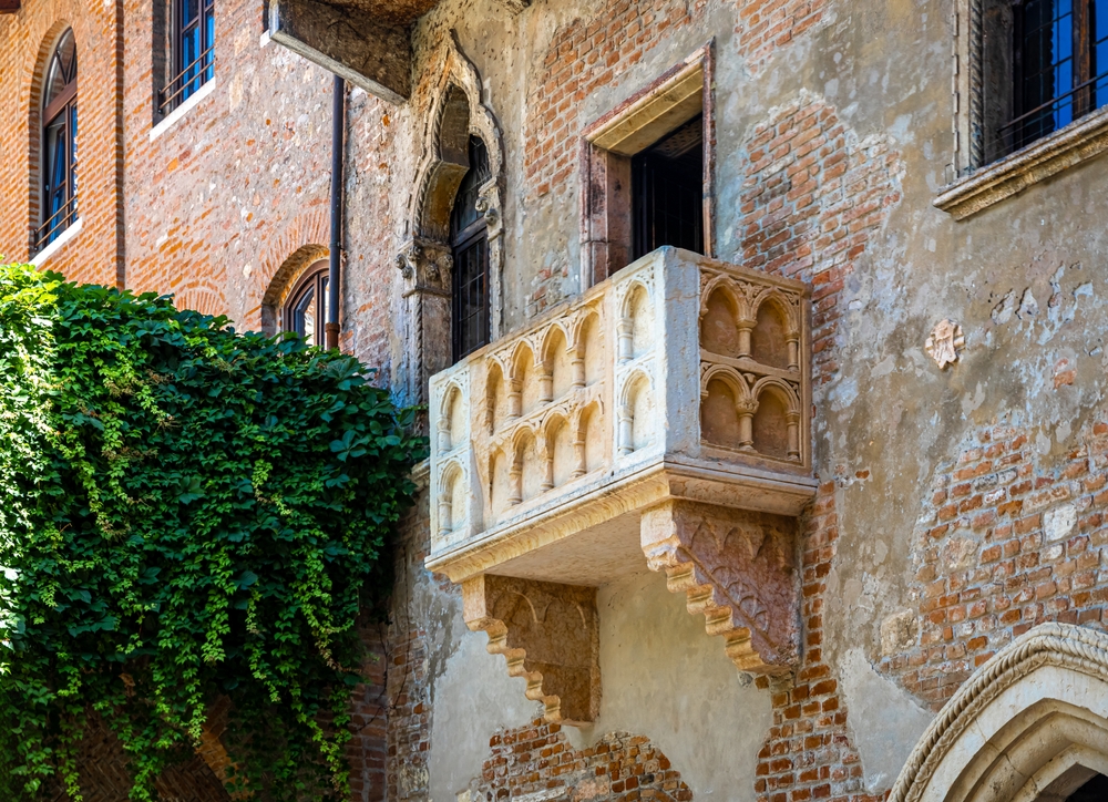 Il balcone di Giulietta a Verona con muri di pietra ed edera