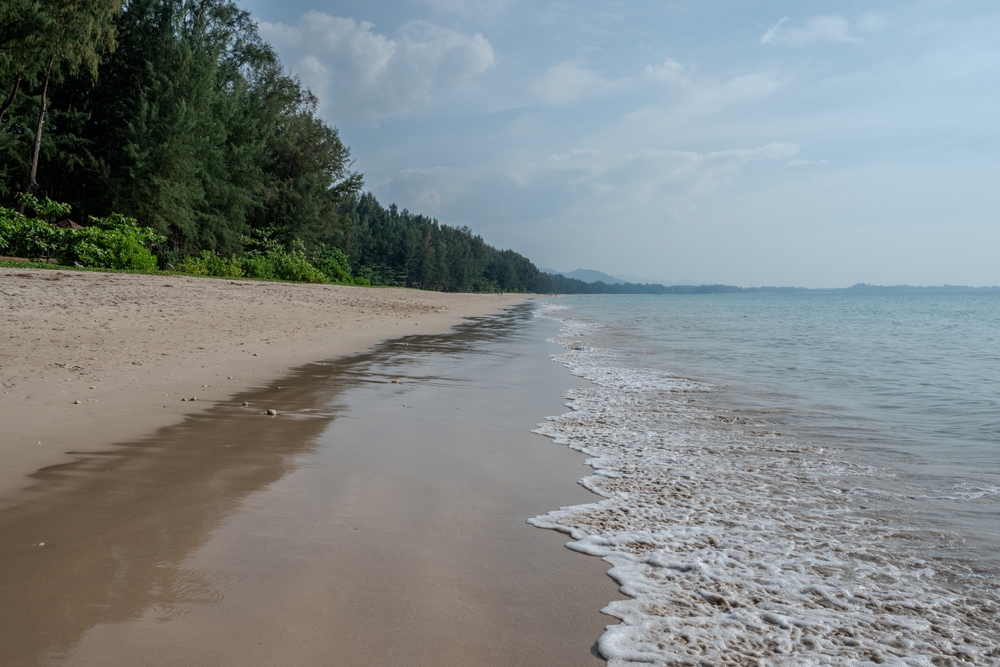 Bang Sak Beach a nord di Khao Lak con sabbia dorata e acqua cristallina