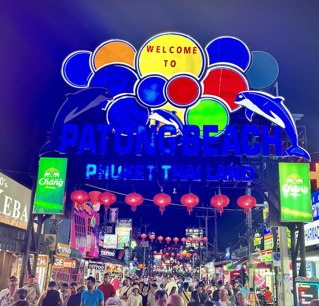 Bangla Road a Patong la sera