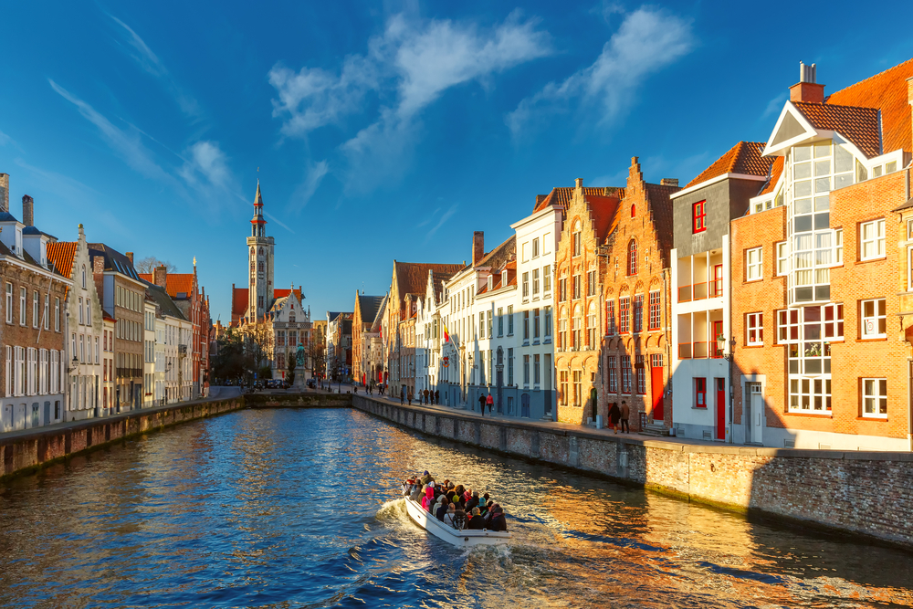 Una barca sul canale Spiegelrei vicino a Jan van Eyckplein a Bruges