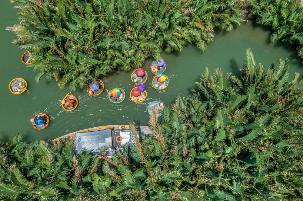 Barche a cesta nella foresta di cocco di Bay Mau a Cam Thanh, vicino a Hoi An