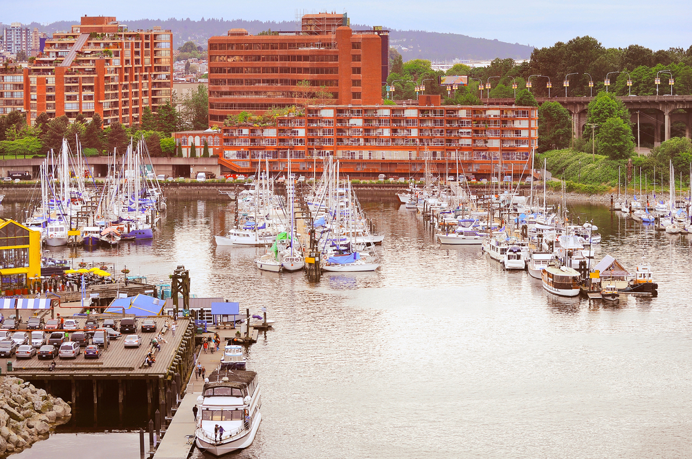 Barche accanto al Granville Island Public Market a Vancouver, di sera