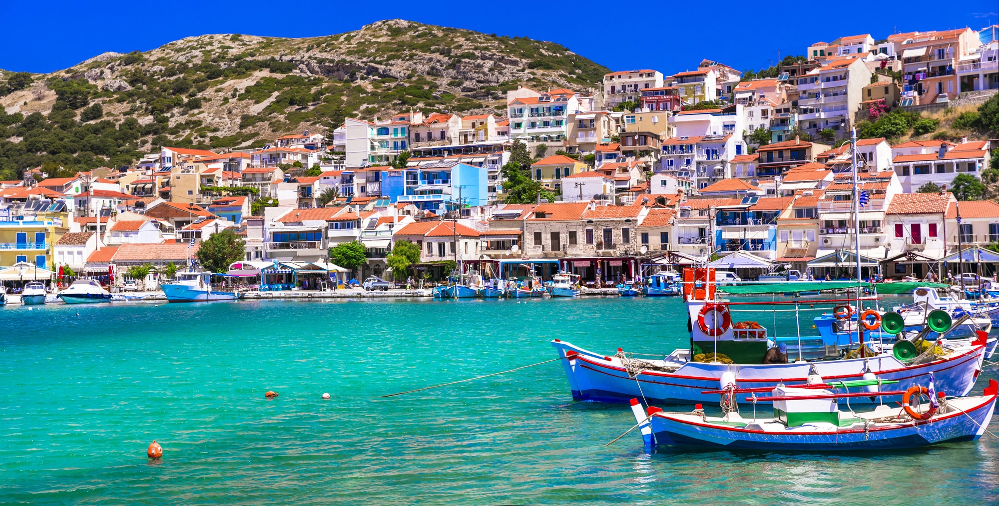 Barche da pesca colorate e case sul lungomare di Pythagorion
