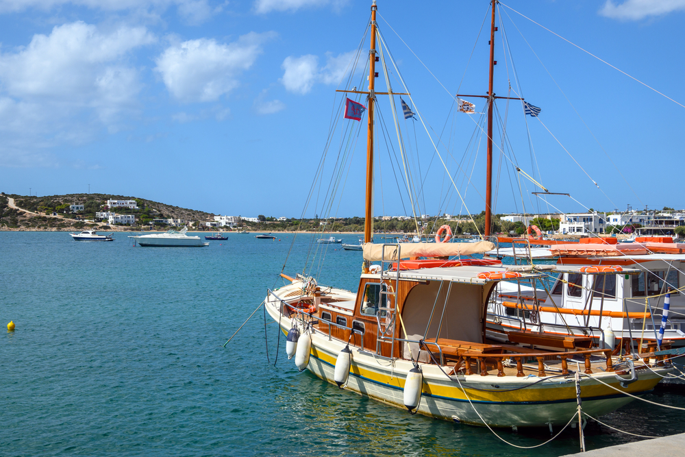 Barche da pesca nel porto di Aliki a Paros
