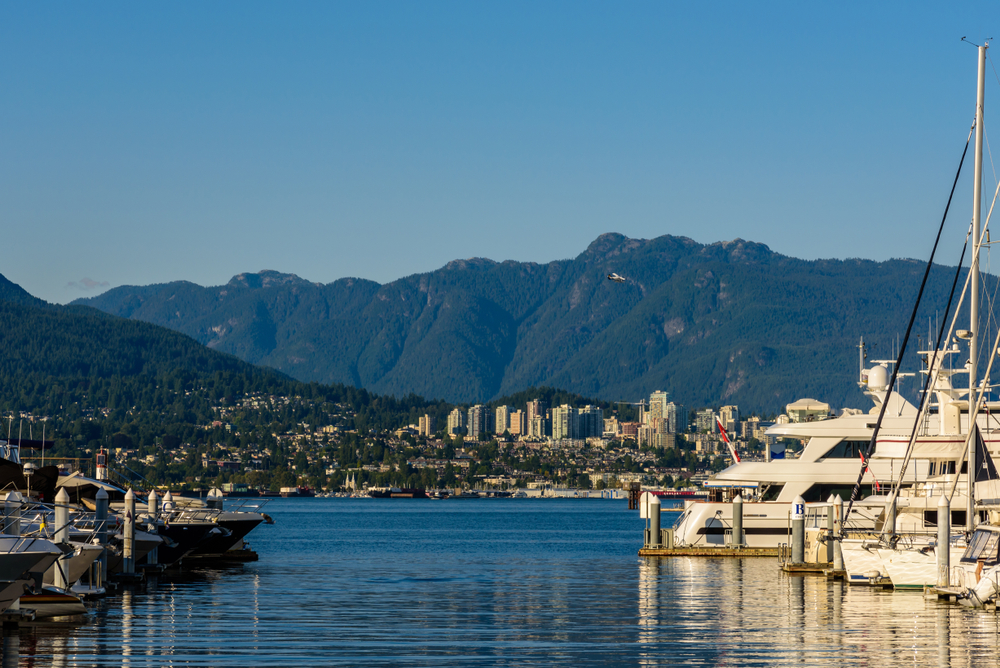 Barche nel porticciolo di Coal Harbour a Vancouver in una giornata d'estate soleggiata