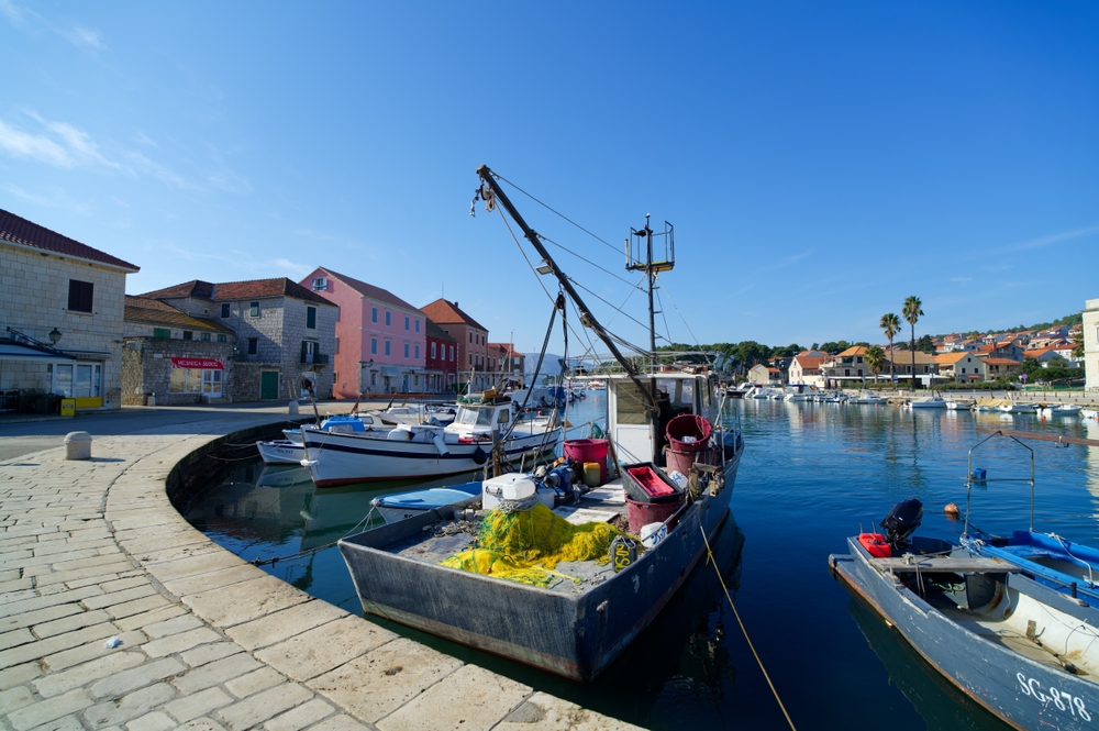 Barche da pesca lungo la banchina di Stari Grad sull'isola di Hvar