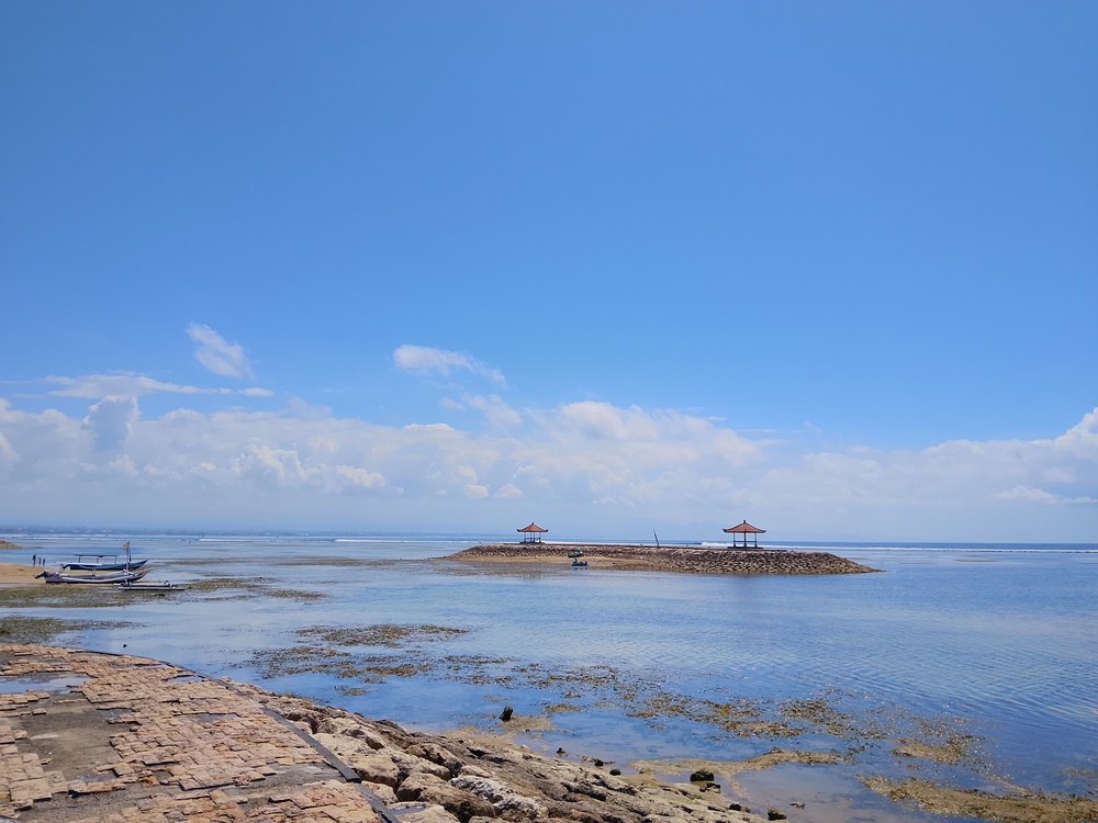 Barche tradizionali jukung sulla spiaggia di Sanur, Bali