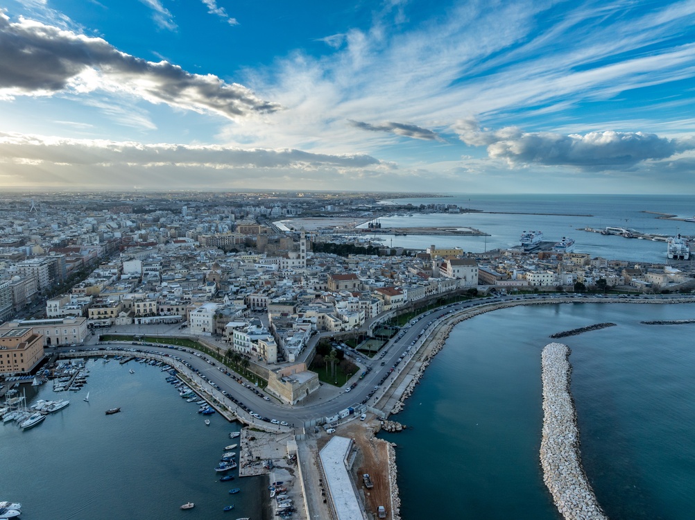 Bari Vecchia con la Basilica di San Nicola, in Puglia