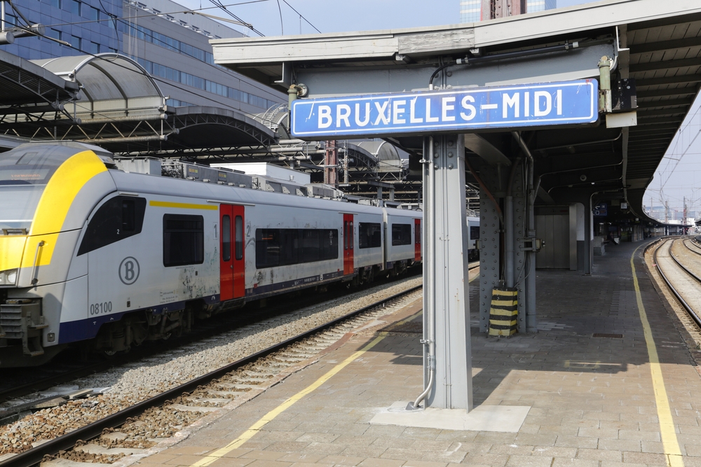 Binari e treni nella stazione di Bruxelles-Midi a Bruxelles