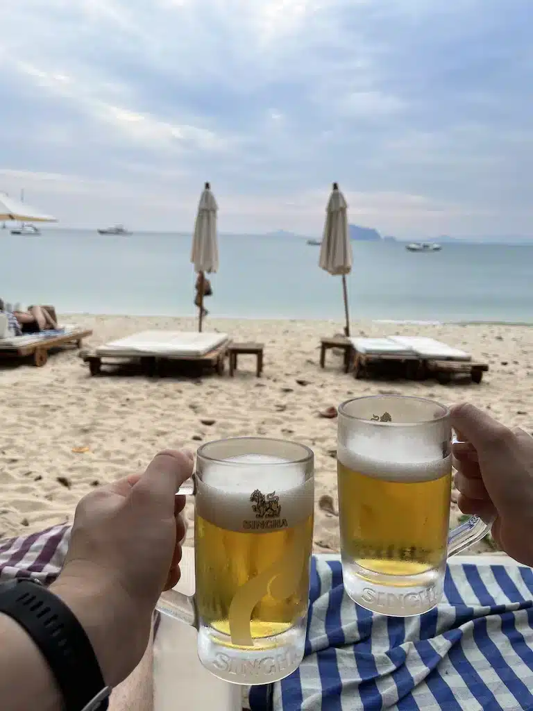 Una birra in spiaggia in Thailandia
