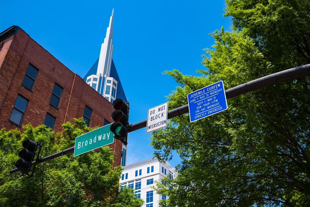 Broadway nel Downtown di Nashville con edifici storici e moderni
