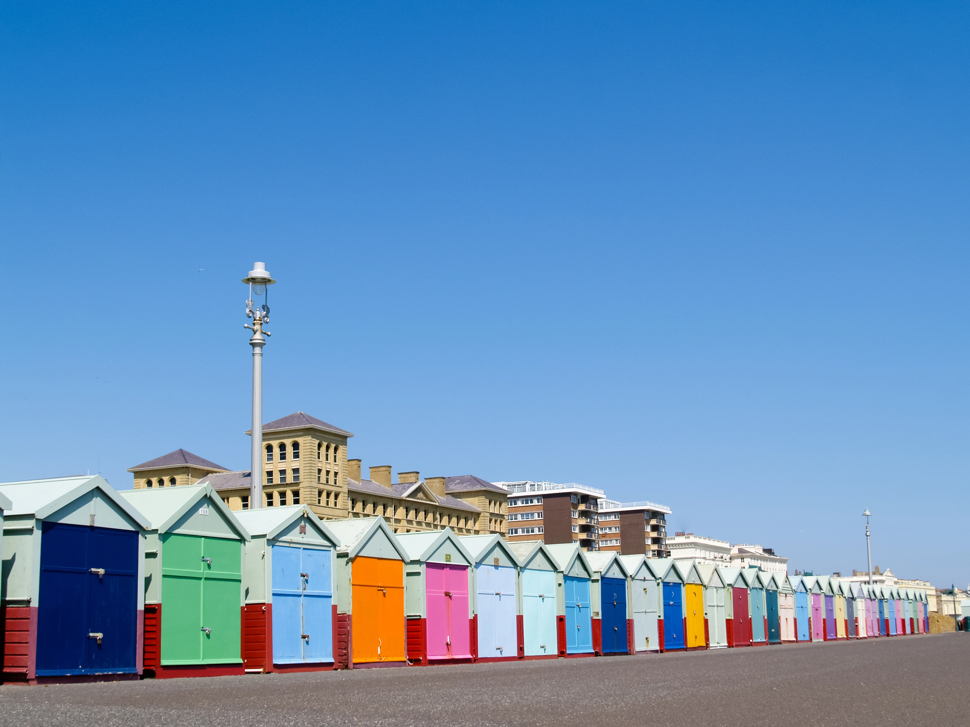 Cabine da spiaggia colorate sul lungomare di Hove
