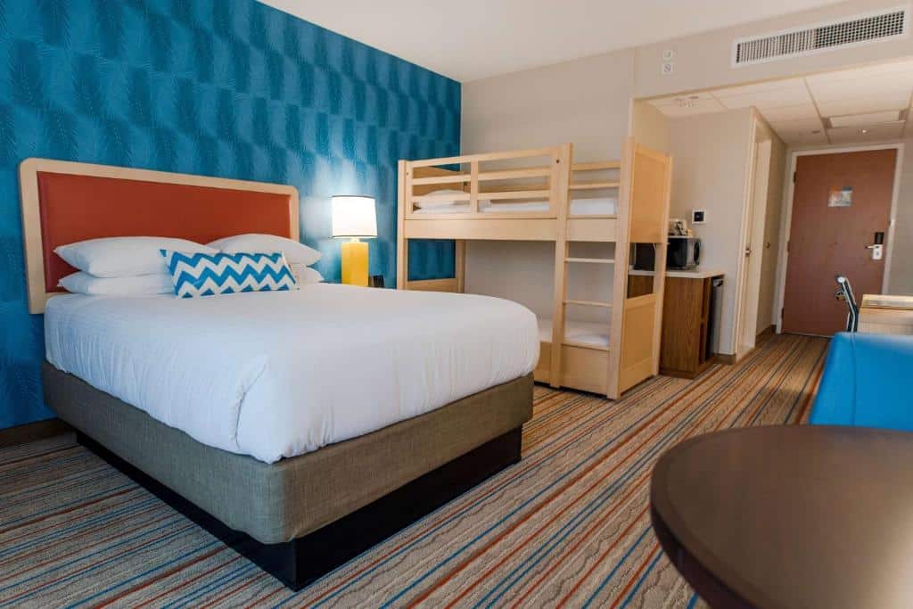 Camera familiare dell'Howard Johnson by Wyndham Anaheim Hotel & Water Playground