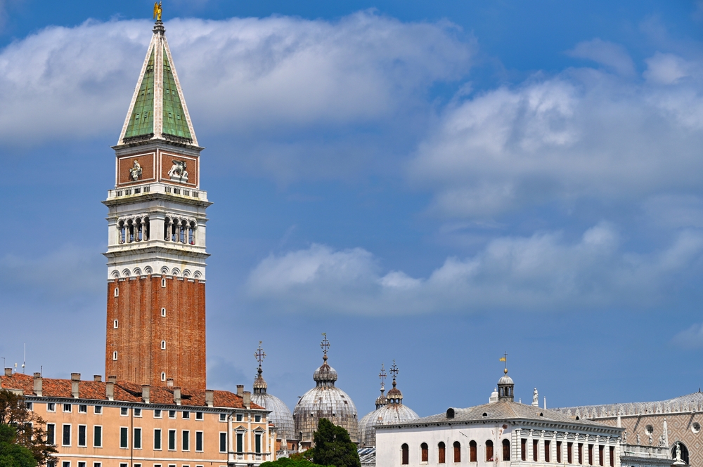 Il Campanile di San Marco accanto alla Basilica di San Marco a Venezia