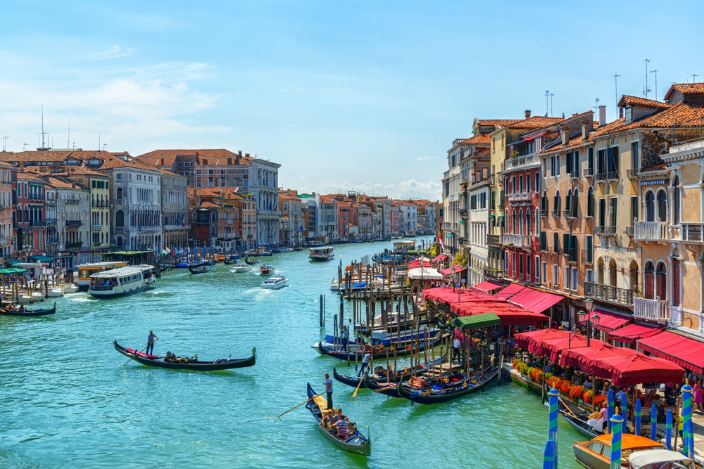Il Canal Grande a Venezia con gondole e vaporetti visto dal Ponte di Rialto