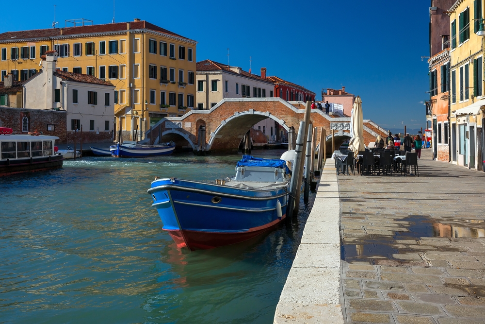 Un canale a Cannaregio, Venezia, con il Ponte dei Tre Archi
