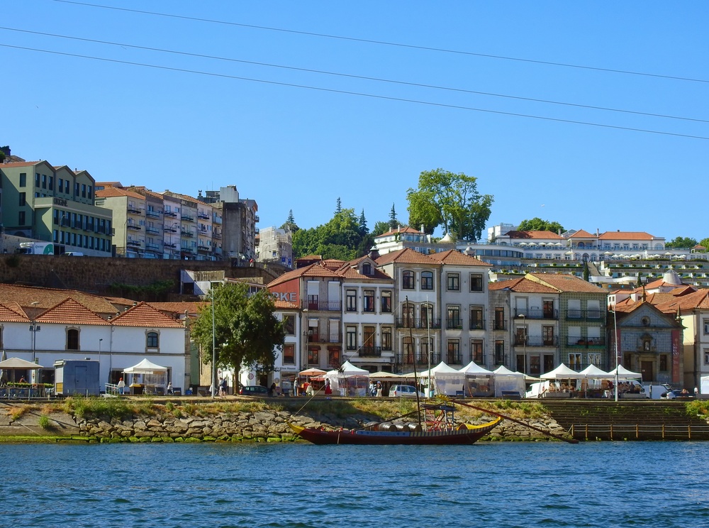 Panorama della riva di Vila Nova de Gaia con le cantine del vino di Porto sul fiume Douro