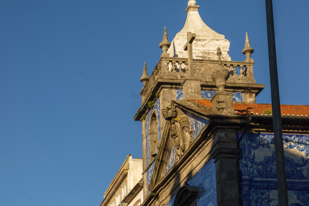 Il campanile e la facciata rivestita di azulejos della Capela das Almas in Rua de Santa Catarina a Porto