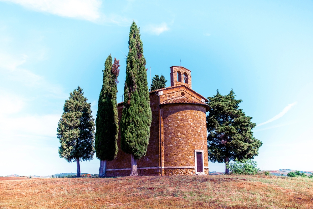 La cappella della Madonna di Vitaleta nel paesaggio della Val d'Orcia