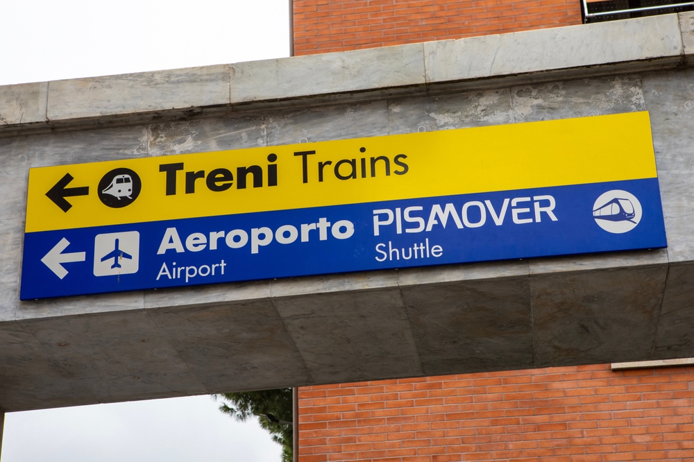Cartelli a Pisa Centrale che indicano i treni, l'aeroporto e la navetta