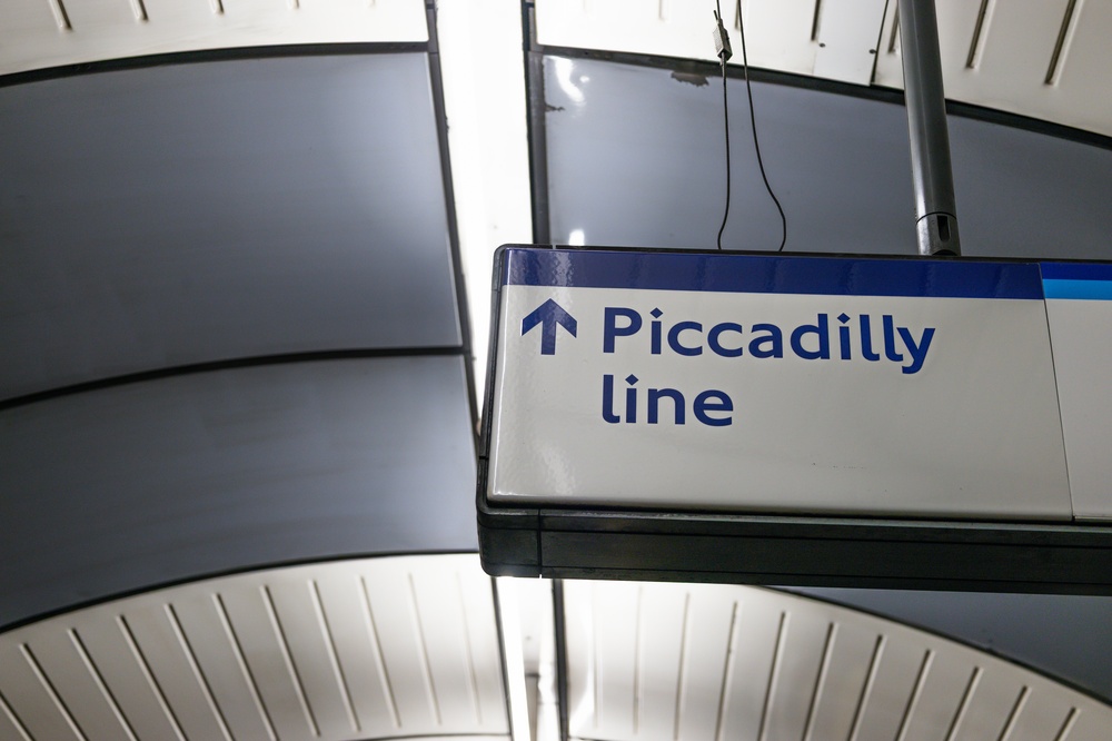 Cartello della Piccadilly line in una stazione della metropolitana di Londra