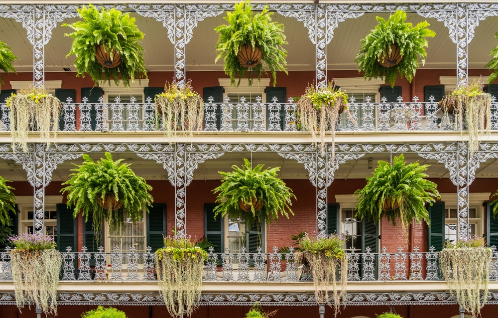 Casa con balconi in ferro battuto e cesti di fiori appesi su Royal Street nel French Quarter