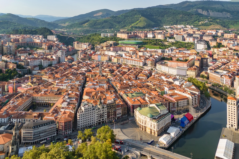 Veduta aerea del centro storico Casco Viejo di Bilbao con i tetti di tegole rosse