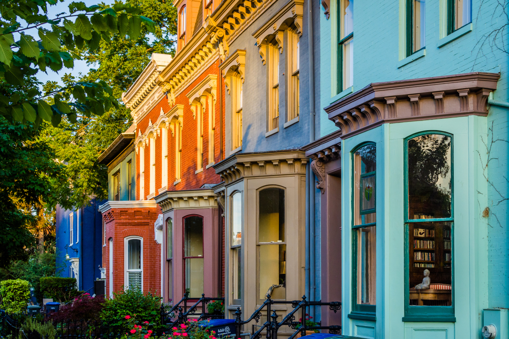 Case a schiera colorate su Independence Avenue a Capitol Hill