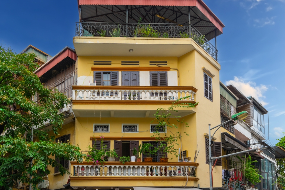 Case alte e strette con piante sulla facciata nell'Old Quarter di Hanoi