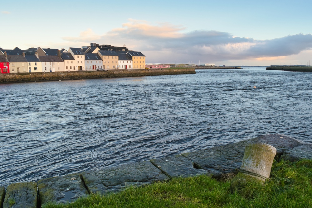 Case colorate lungo The Long Walk sul fiume Corrib a Galway