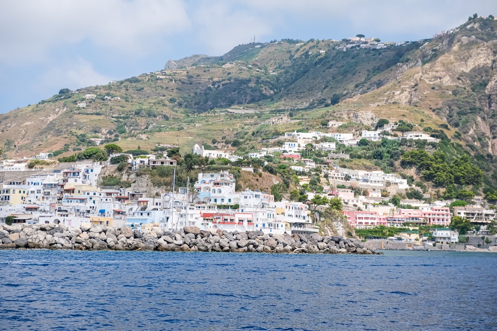 Case colorate e il molo di pietra a Sant'Angelo, a Ischia
