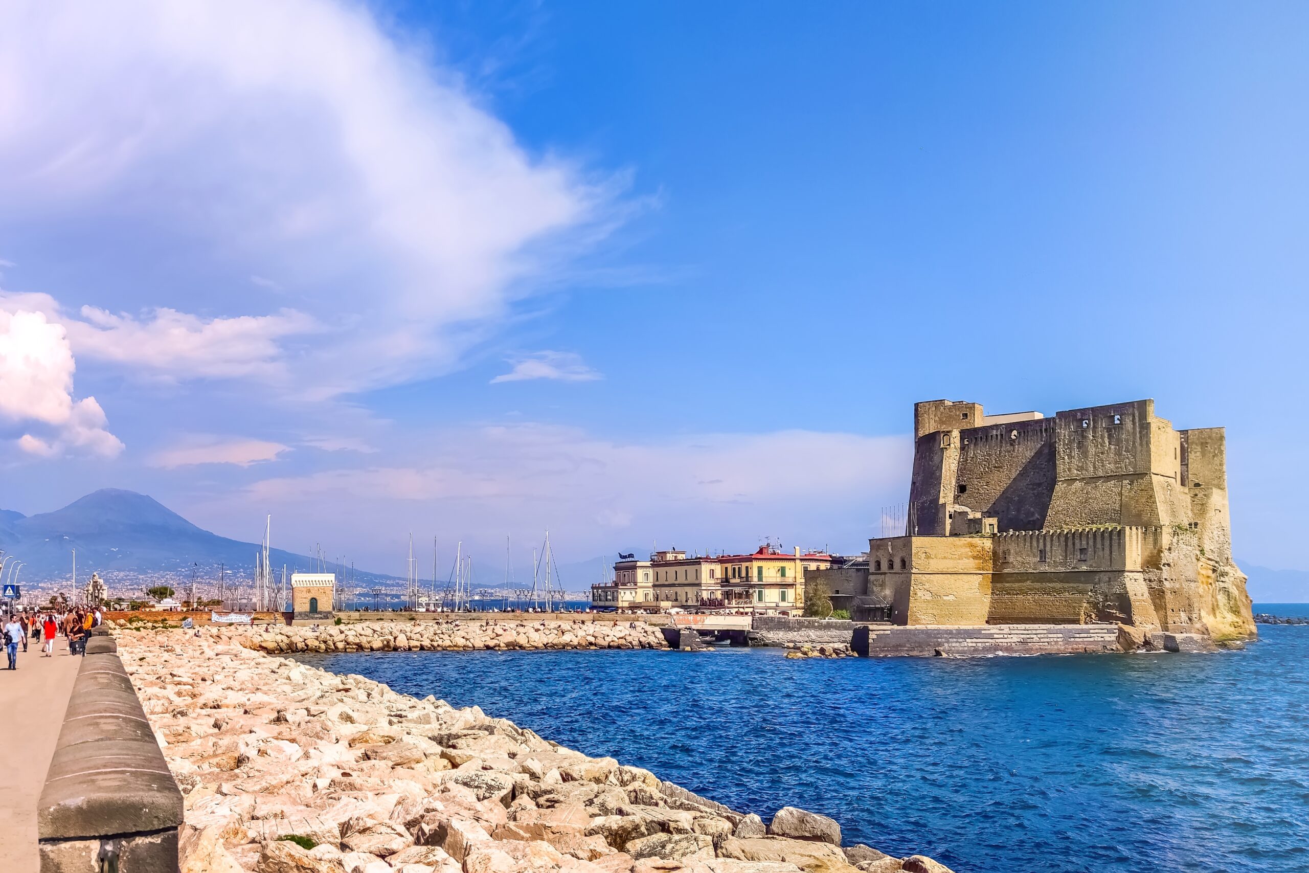 Castel dell'Ovo con il Vesuvio sullo sfondo